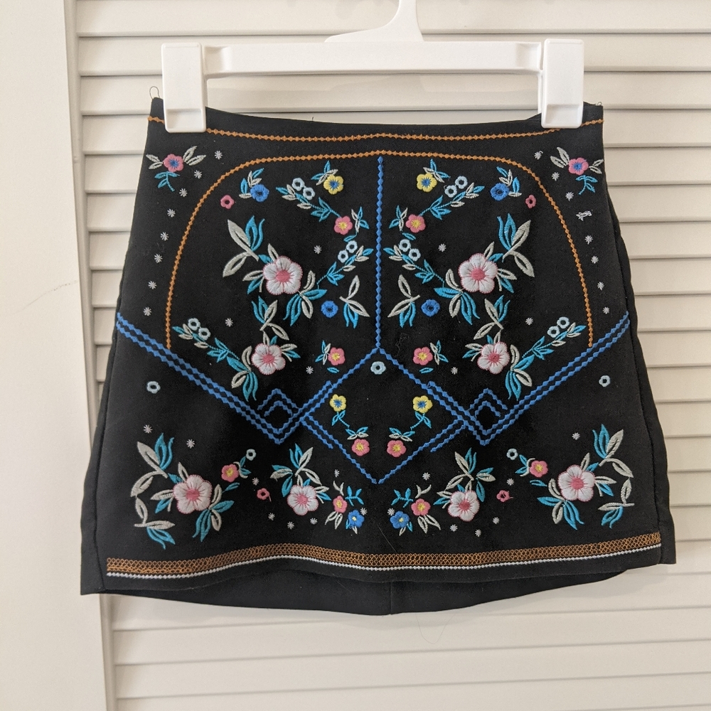 Embroidered mini skirt